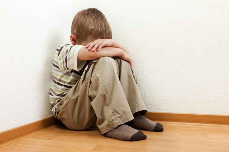 trẻ tự kỷ thường ngồi một mình